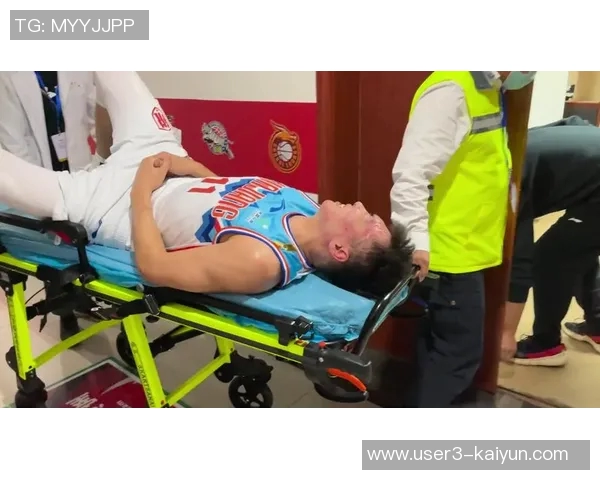 特伦特上篮受伤左小腿被搀扶回更衣室球迷心痛不已