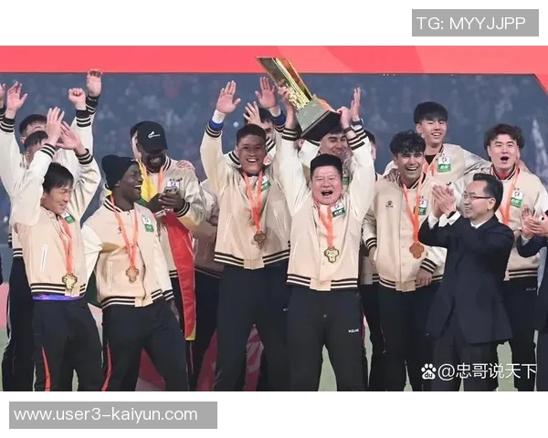 铁人队长邦本宜裕与妻子共庆中甲奖牌荣誉感恩贤内助的支持与陪伴